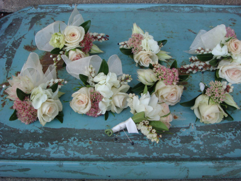 white-corsage-and-boutonnieres_1